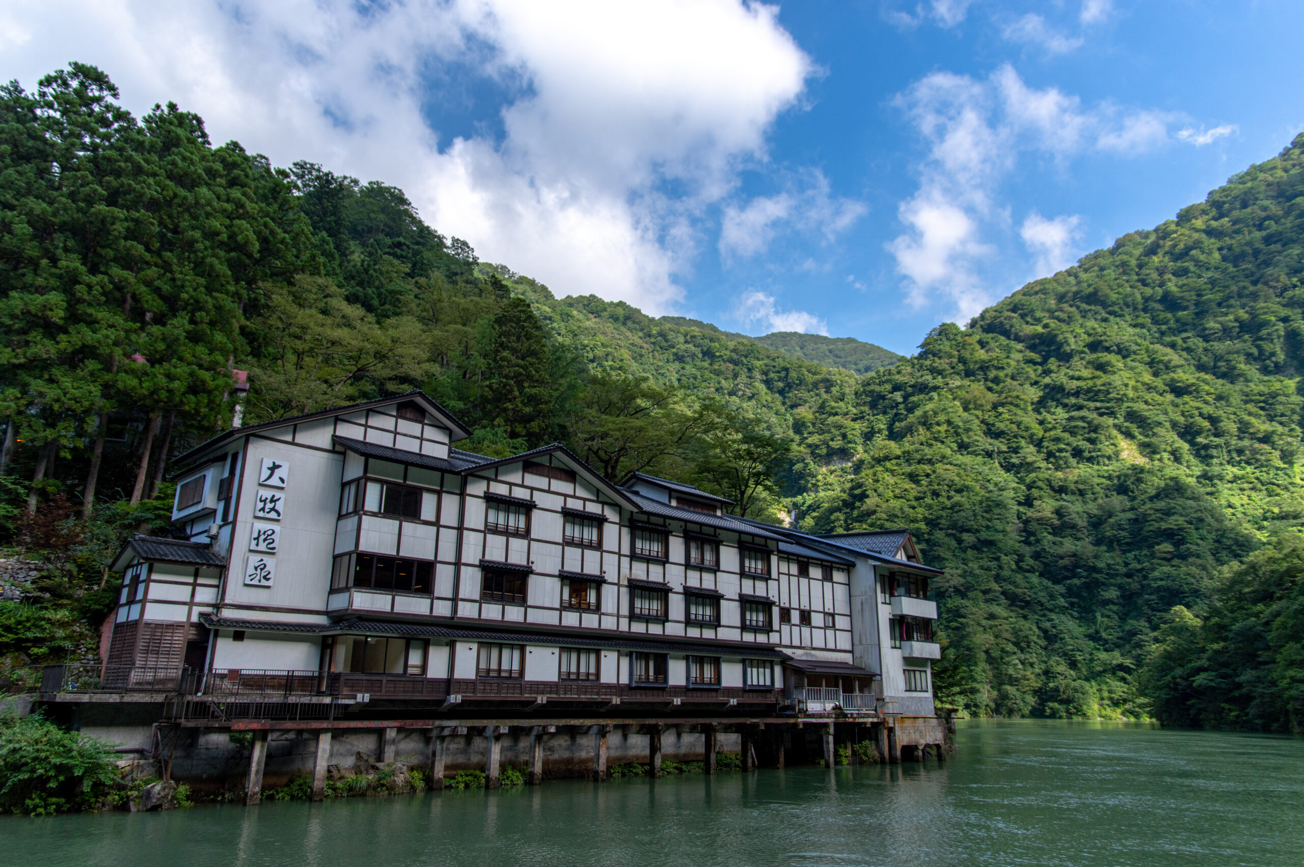 船でしか行けない温泉地までバス一本。富山県の大牧温泉まで、バスを使った行き方。
