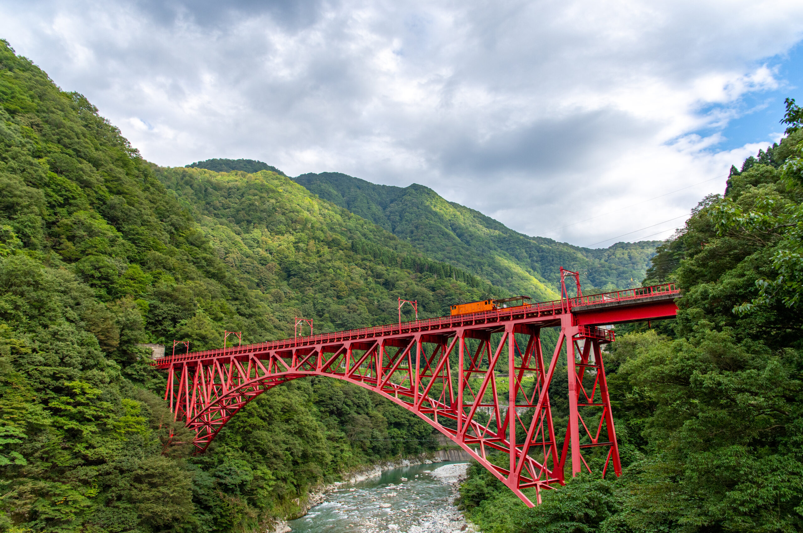 電車で2時間かけて山奥の峡谷へ。富山県の黒部峡谷への行き方。
