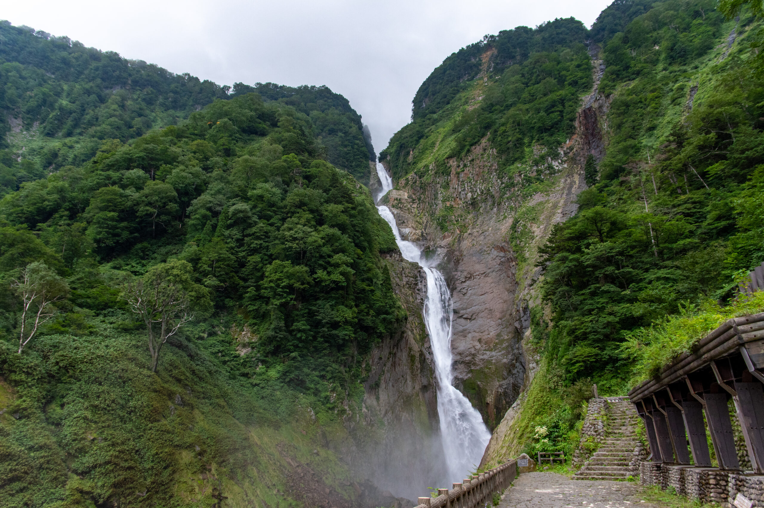 日本一の落差のある滝へと行ってみよう。富山県の称名滝への行き方。