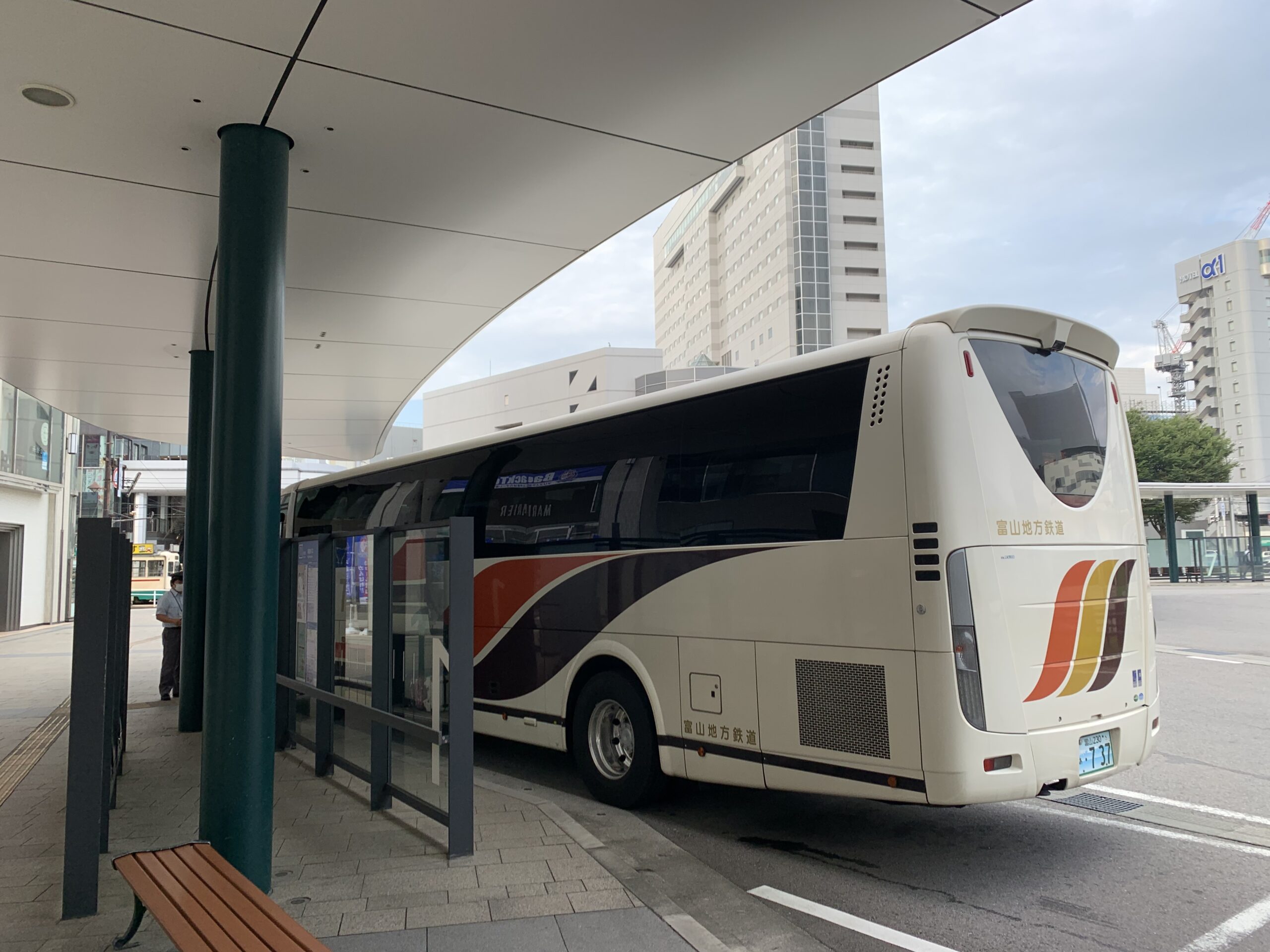富山県から新潟県へバスで4時間の長旅。富山駅から新潟駅への横断方法。