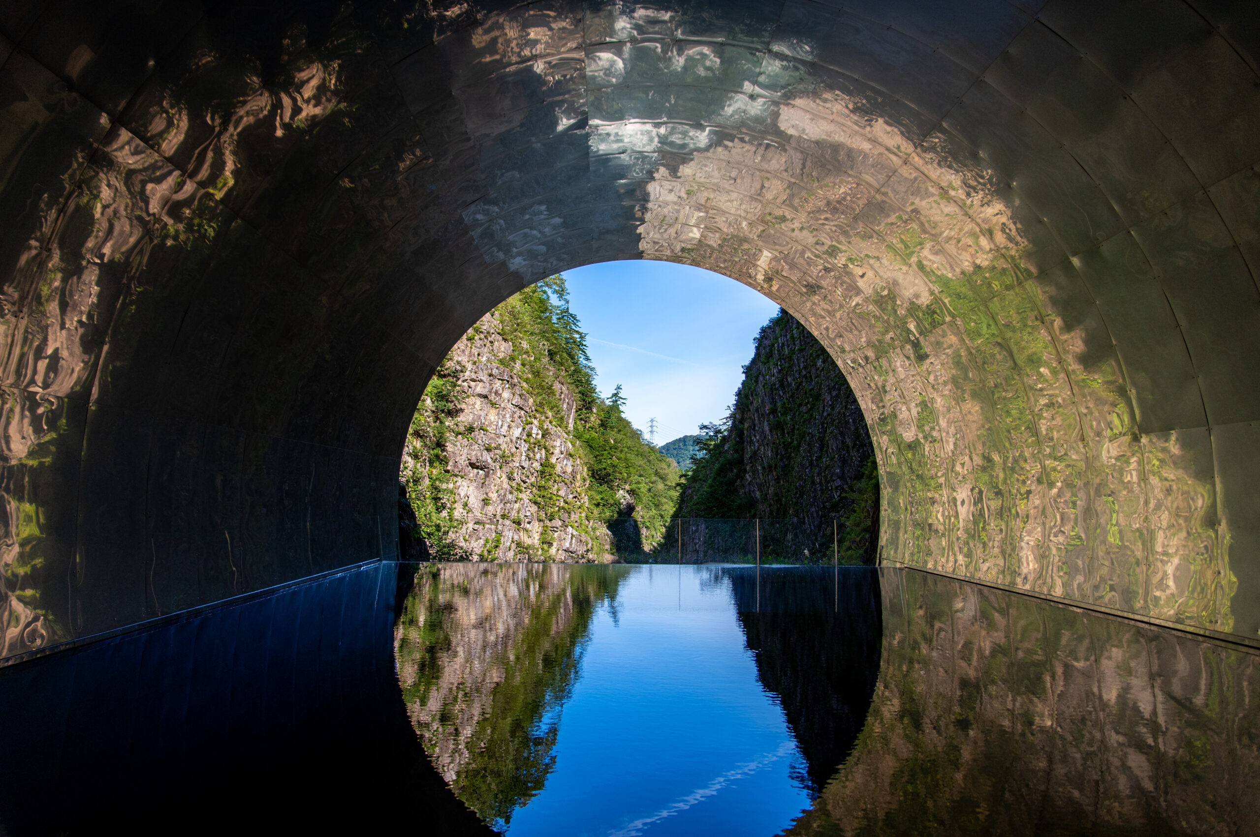 水面に映る絶景トンネルへバスで行ってみよう。新潟県の清津峡への行き方。