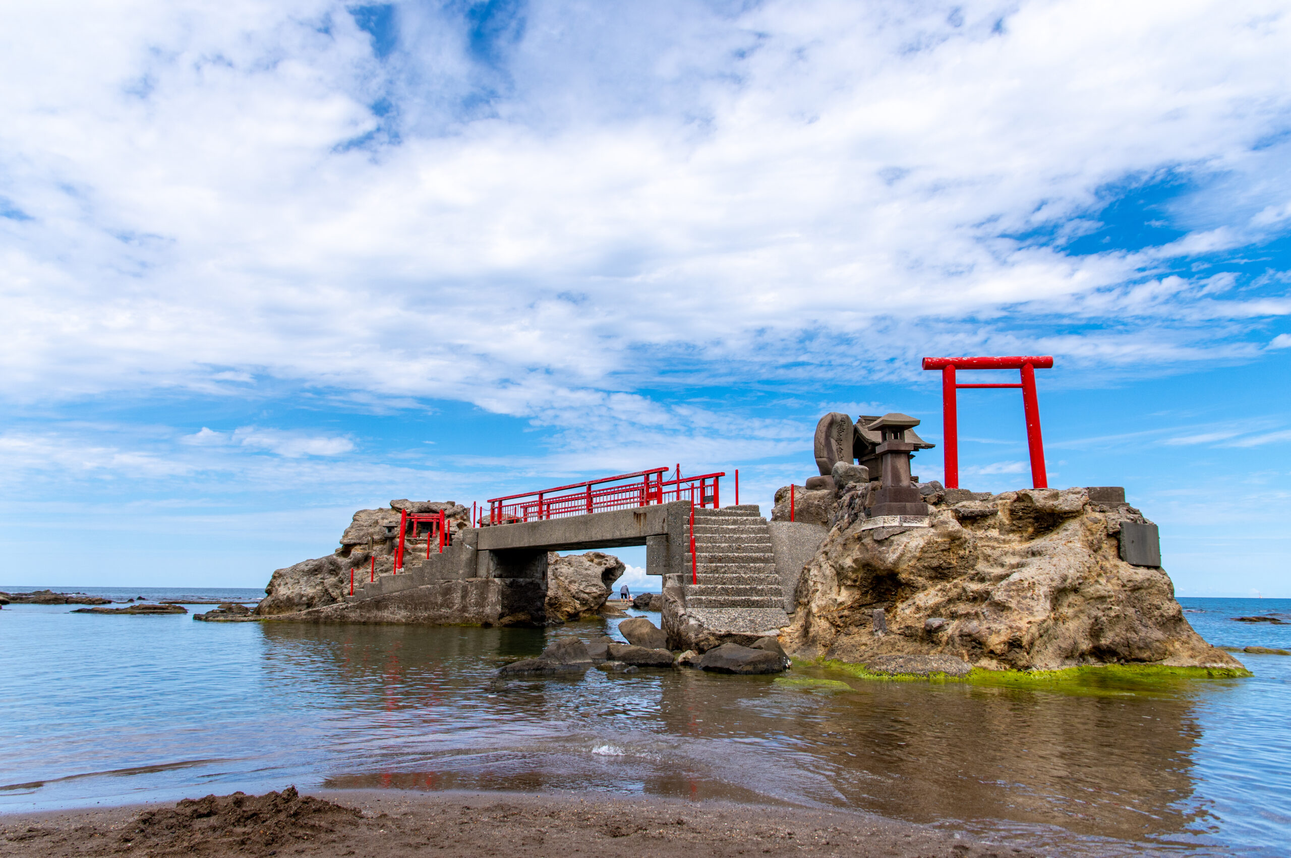 海水浴場にある海の上の神社。新潟県の番神神社への徒歩での行き方。