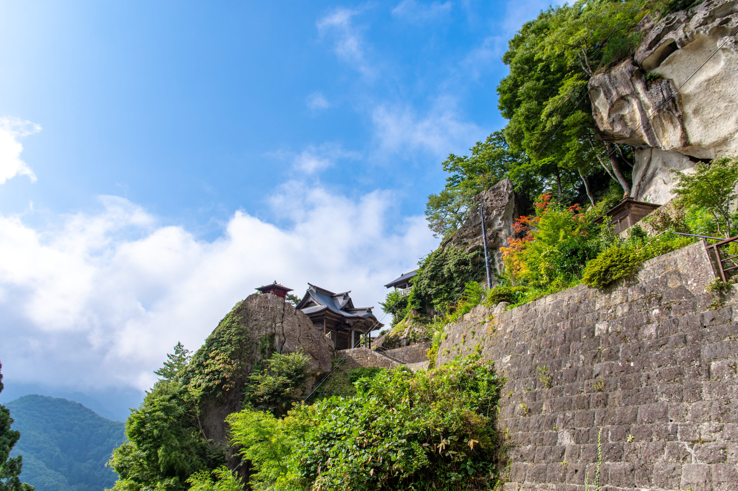 山形市内から電車で一本で行ける絶景のある寺。山形県の立石寺への行き方。