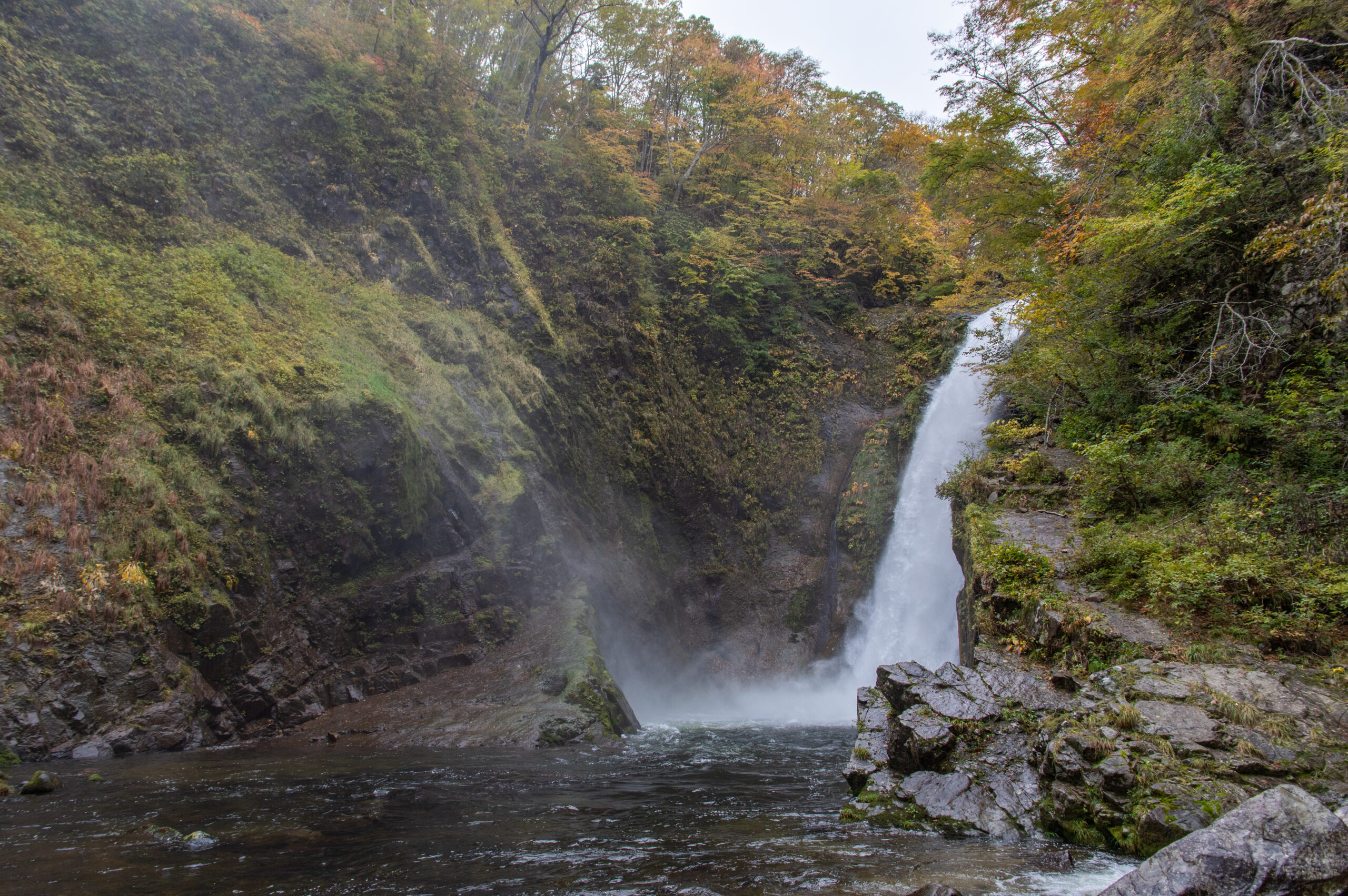 山奥に潜む大迫力の滝まで電車とバスで行ってみよう。宮城県の秋保大滝への行き方。