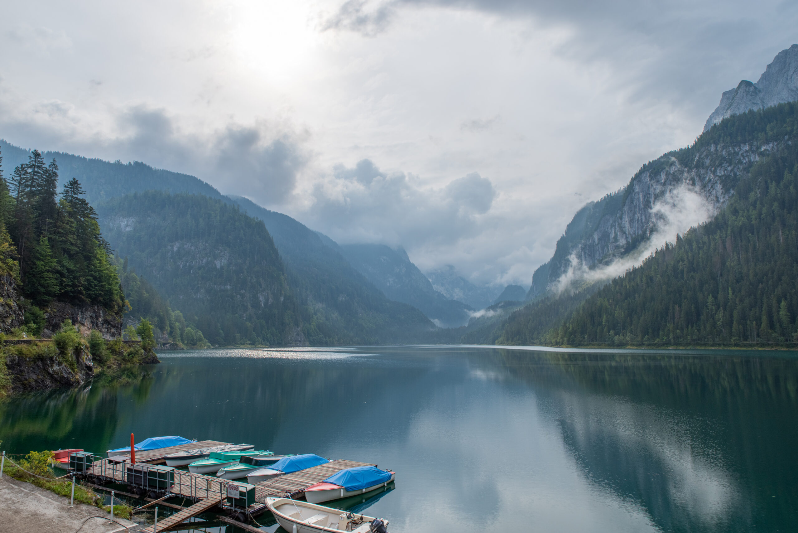 オーストリアの山奥にある秘境の湖。オーストリアのゴーザウ湖への行き方。