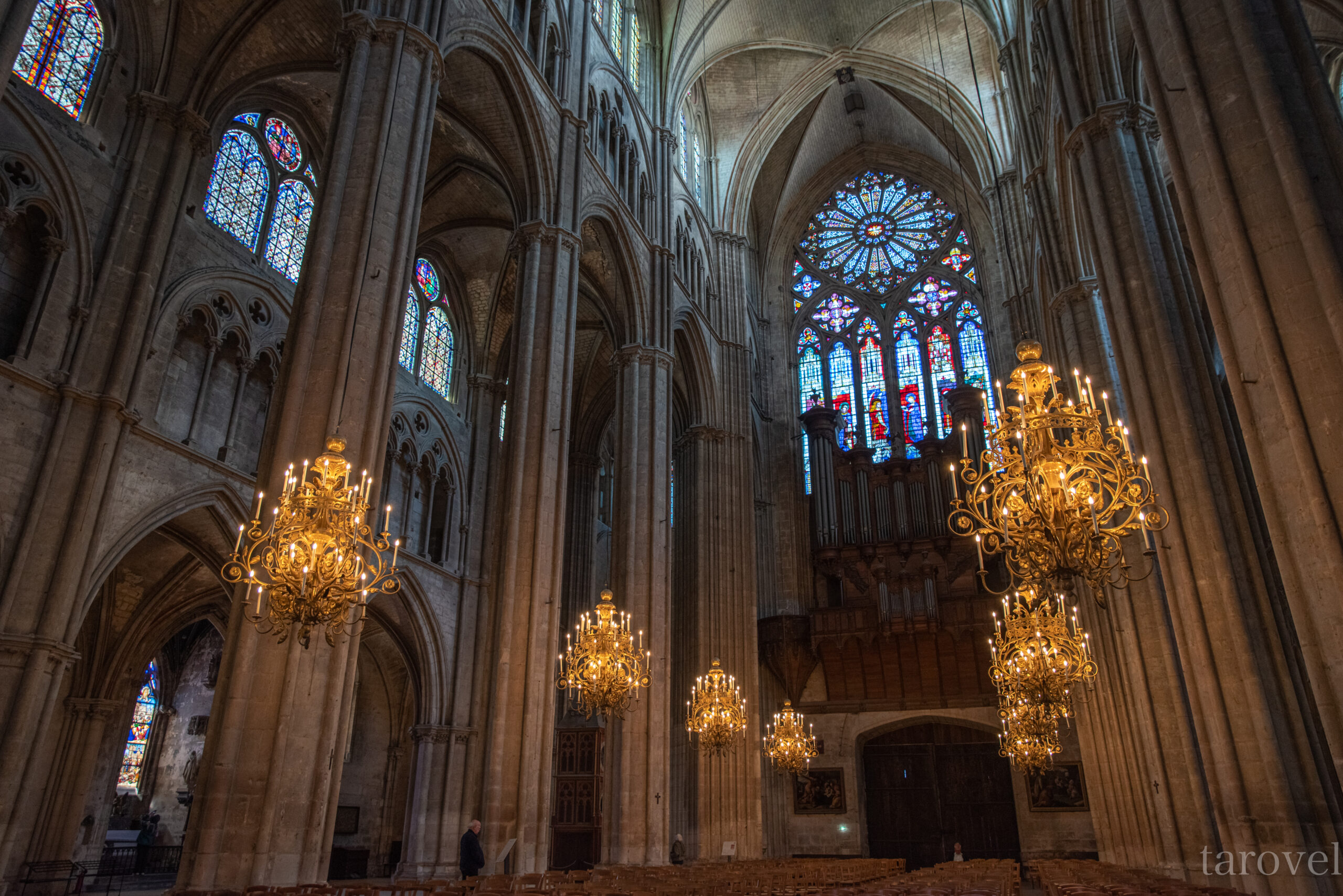 大聖堂内部の装飾に圧倒される絶景スポット！フランスのブールジュ大聖堂への行き方。