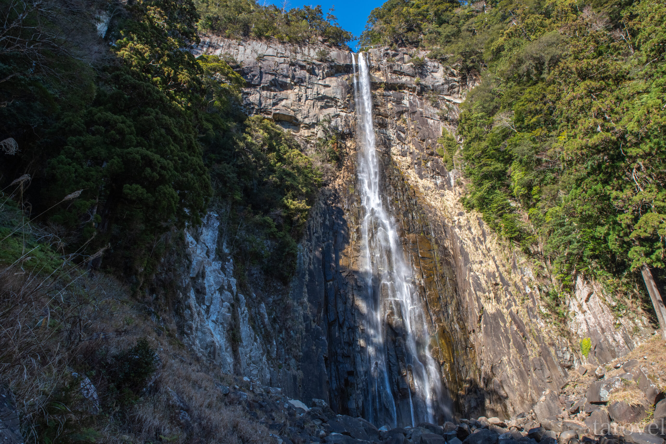 天地の壮大なる息吹を感じる至極の絶景。和歌山県の那智の滝への行き方。