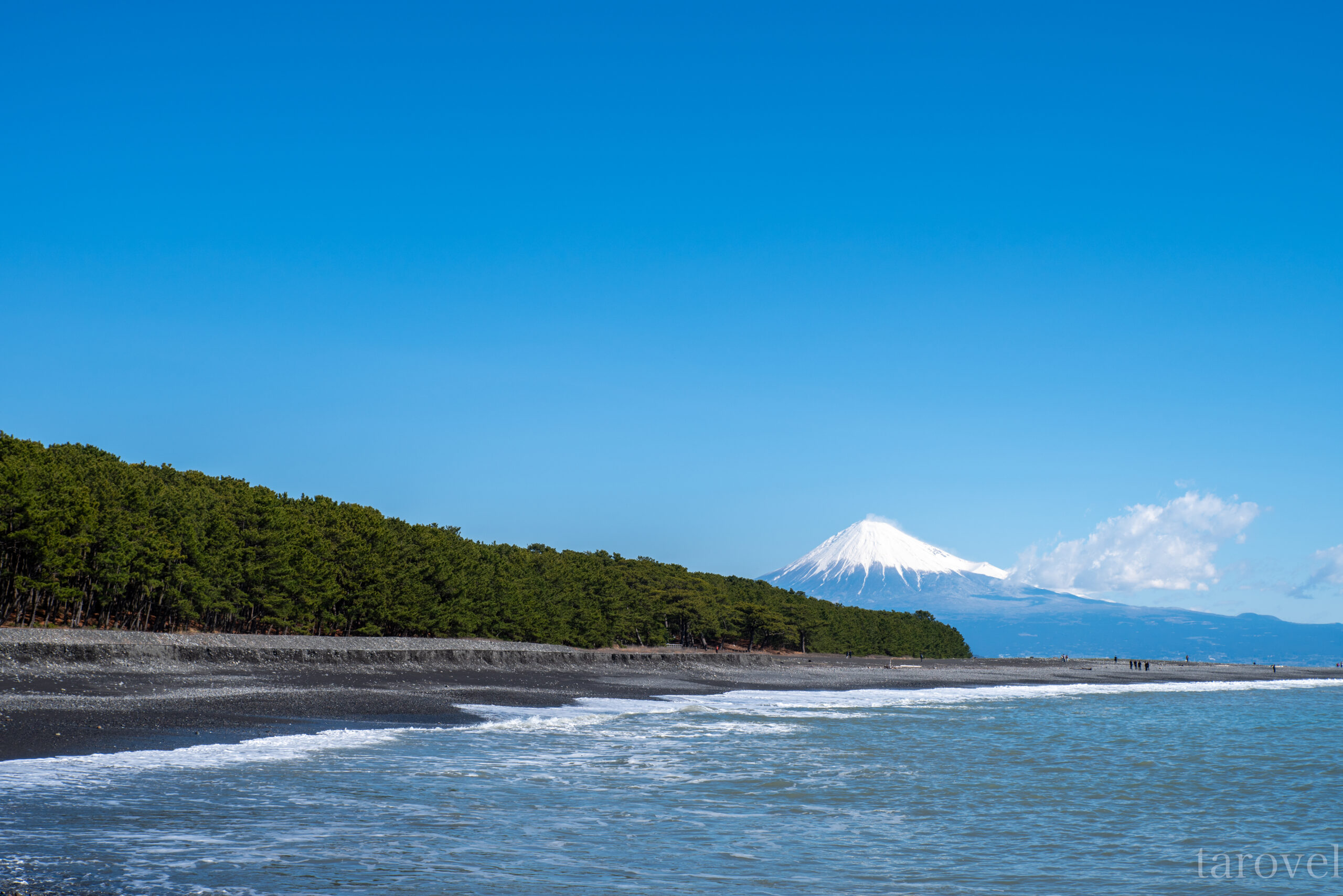 大きく広がる富士山を海と一緒に味わえる絶景スポット。静岡県の三保の松原への行き方。